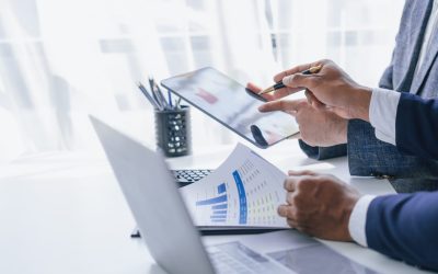 Using,Tablet,Pc,,Consultant,Between,Bookkeepers,And,Accounting,Lawyer,Consultation